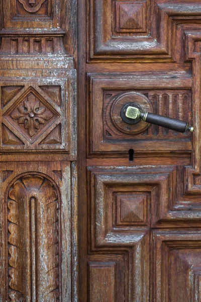 Vintage maçaneta da porta de bronze na porta de escultura de madeira artesanal — Fotografia de Stock