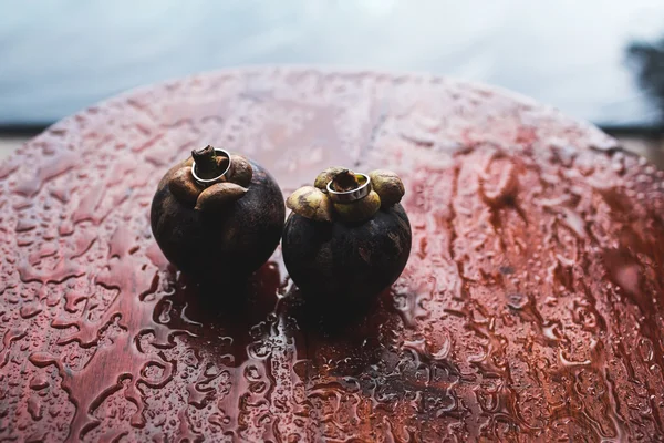 Anéis de casamento na mesa de madeira — Fotografia de Stock