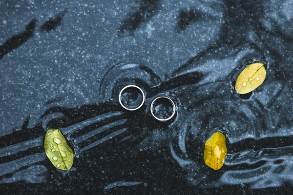 Wedding rings underwater — Stock Photo, Image