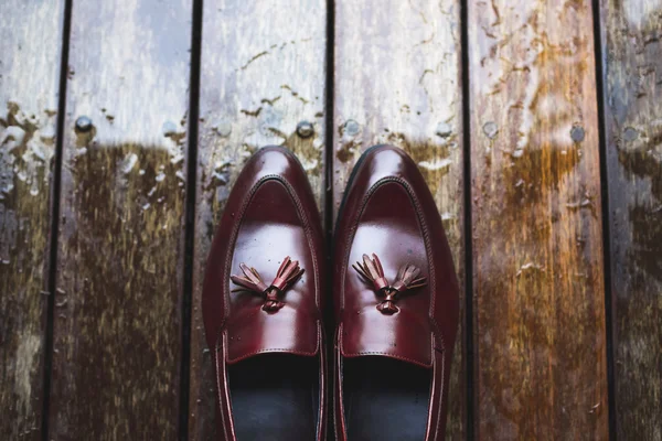 Zapatos de cuero con gotas de lluvia — Foto de Stock