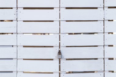 asma kilit ile ahşap kapı