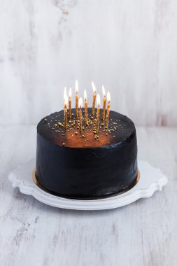 Siyah yuvarlak doğum günü pastası  