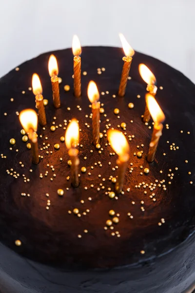 Černé kulaté narozeninový dort — Stock fotografie