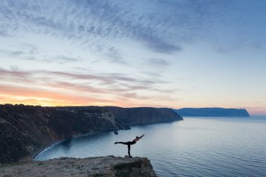 Deniz kenarında kadın pratik yoga
