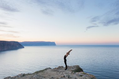Deniz kenarında kadın pratik yoga