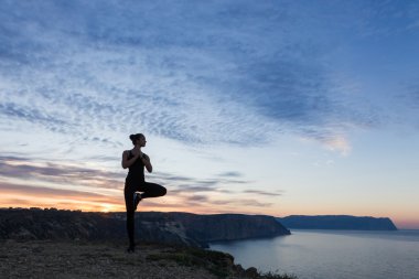 Deniz kenarında kadın pratik yoga