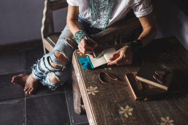 Sketchbook içinde çizim kadın