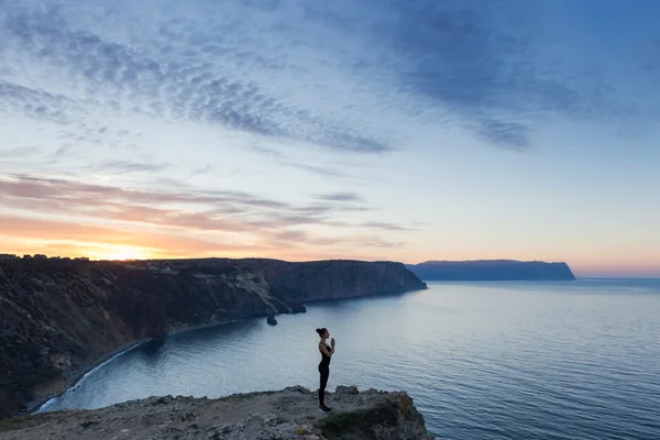 Mulher praticando ioga perto do mar — Fotografia de Stock