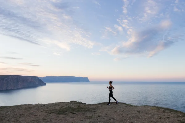 Жінка біжить біля моря — стокове фото