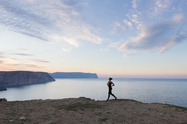 Kvinnan kör nära havet — Stockfoto