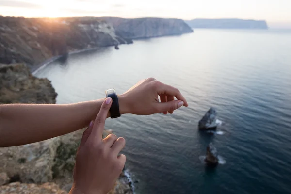 Donna che utilizza activity tracker — Foto Stock