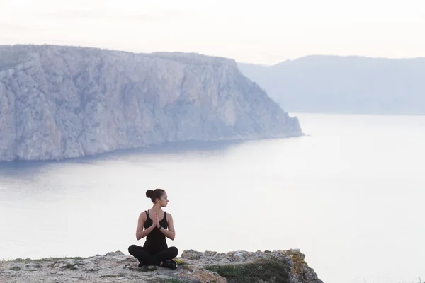 Deniz kenarında kadın pratik yoga — Stok fotoğraf