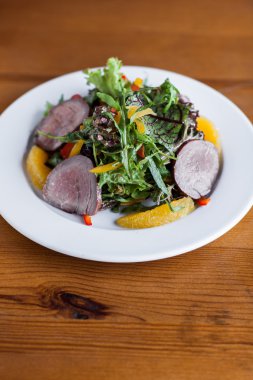 Taze salatası jambon ve Yeşiller