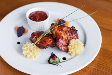 Kızarmış tavuk ve patates.