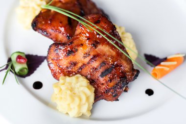 Kızarmış tavuk ve patates.