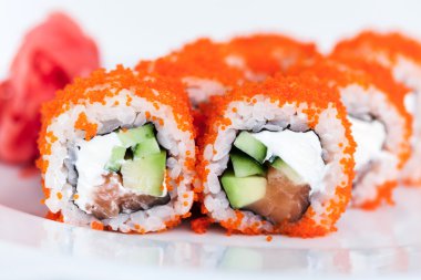 lezzetli suşi plaka üzerinde