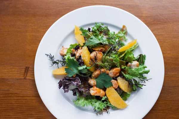 Ensalada fresca con pollo —  Fotos de Stock