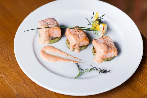 Salmón frito en plato —  Fotos de Stock