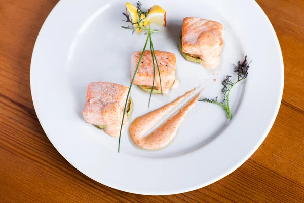 Жареный лосось на тарелке — стоковое фото