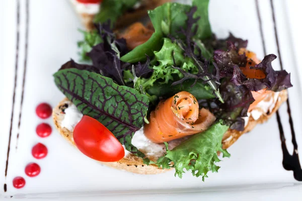 Салат з руколою, помідорами та лососем — стокове фото