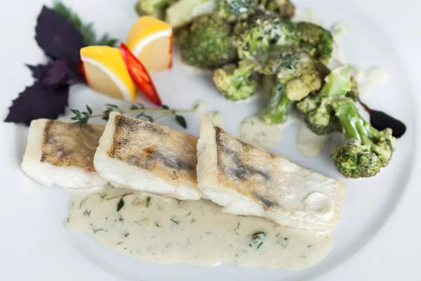 Pesce al vapore con broccoli — Foto Stock