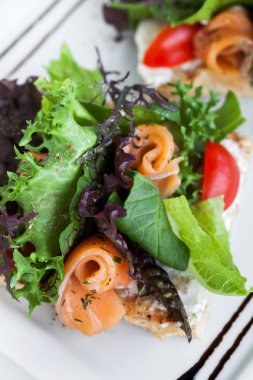 Roka, domates ve somon salatası 