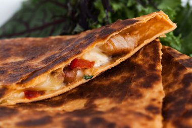 Taze dilimlenmiş burrito