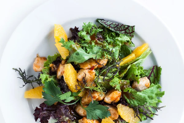 Frischer Salat mit Hühnchen — Stockfoto