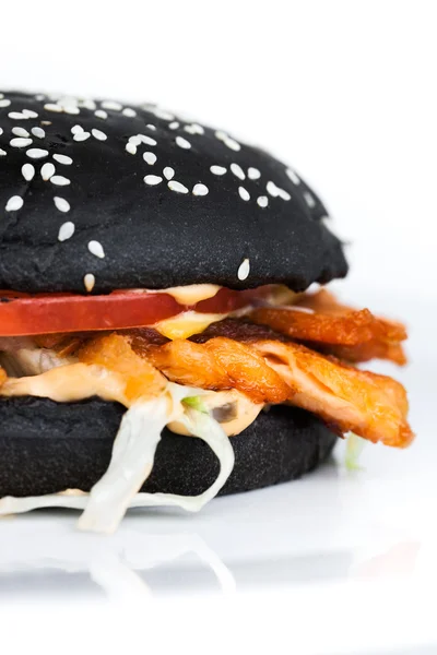 Czarny burger z wieprzowiny — Zdjęcie stockowe