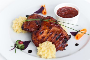 Kızarmış tavuk ve patates.