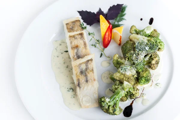 Pesce al vapore con broccoli — Foto Stock