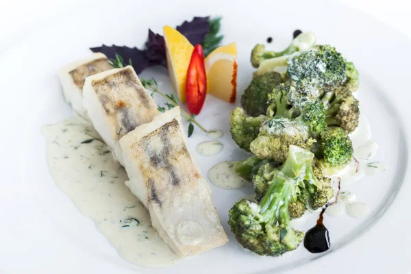 Pesce al vapore con broccoli — Foto Stock