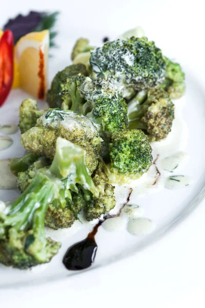 Pesce al vapore con broccoli — Foto Stock