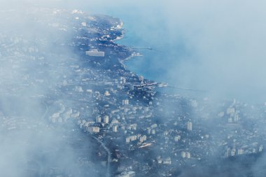 Kasabanın içinden bulutlar görünümünü