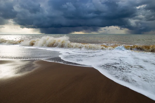 Grote golven op zee — Stockfoto