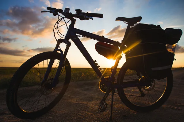 Sylwetka roweru na zachód słońca — Zdjęcie stockowe