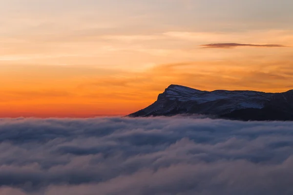 Prachtige zonsondergang op de heuvels — Stockfoto