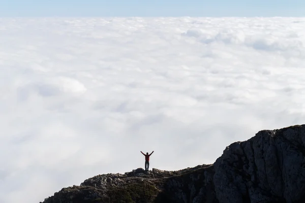 Seorang pria berdiri di pegunungan — Stok Foto