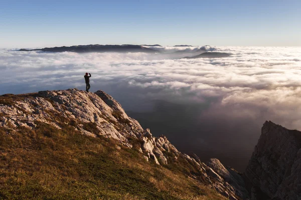 Hombre de pie en las montañas — Foto de Stock