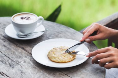 Kadın kahvaltı muz krep ile
