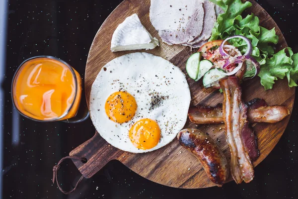 Frukost med stekta ägg — Stockfoto