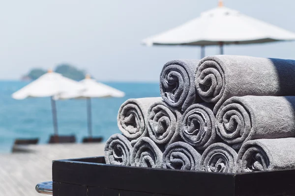 Стопка свернутых полотенец возле пляжа — стоковое фото