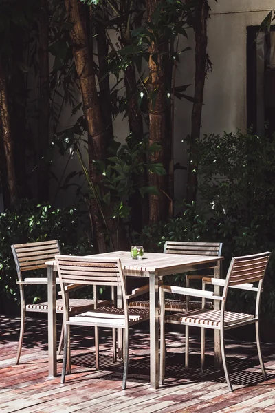 Mesa vacía en la cafetería — Foto de Stock