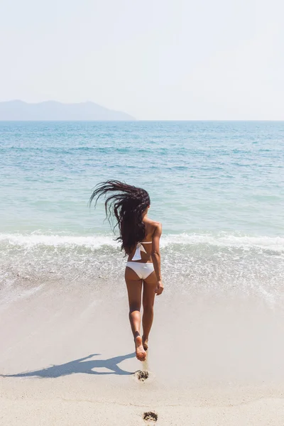 Donna che corre sulla spiaggia di sabbia — Foto Stock