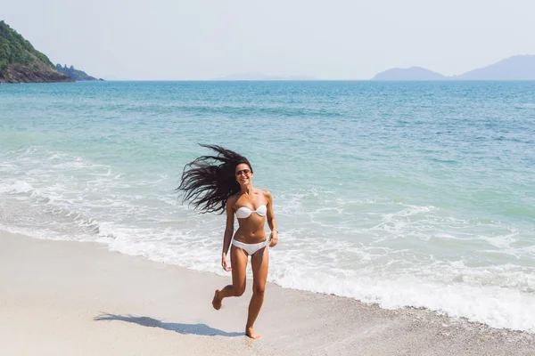Donna che corre sulla spiaggia di sabbia — Foto Stock