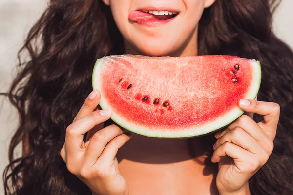 Gadis makan semangka dengan senyum bahagia — Stok Foto