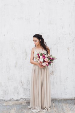 Çiçekli ipek elbise gelin