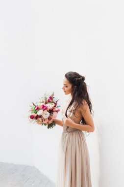 Çiçekli ipek elbise gelin