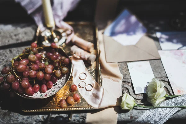 Свадебные детали со свежим виноградом, шелком, рамой и инви — стоковое фото