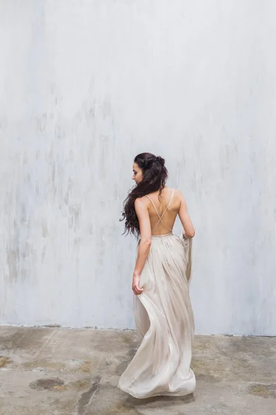 エレガントなシルクのドレスの花嫁 — ストック写真